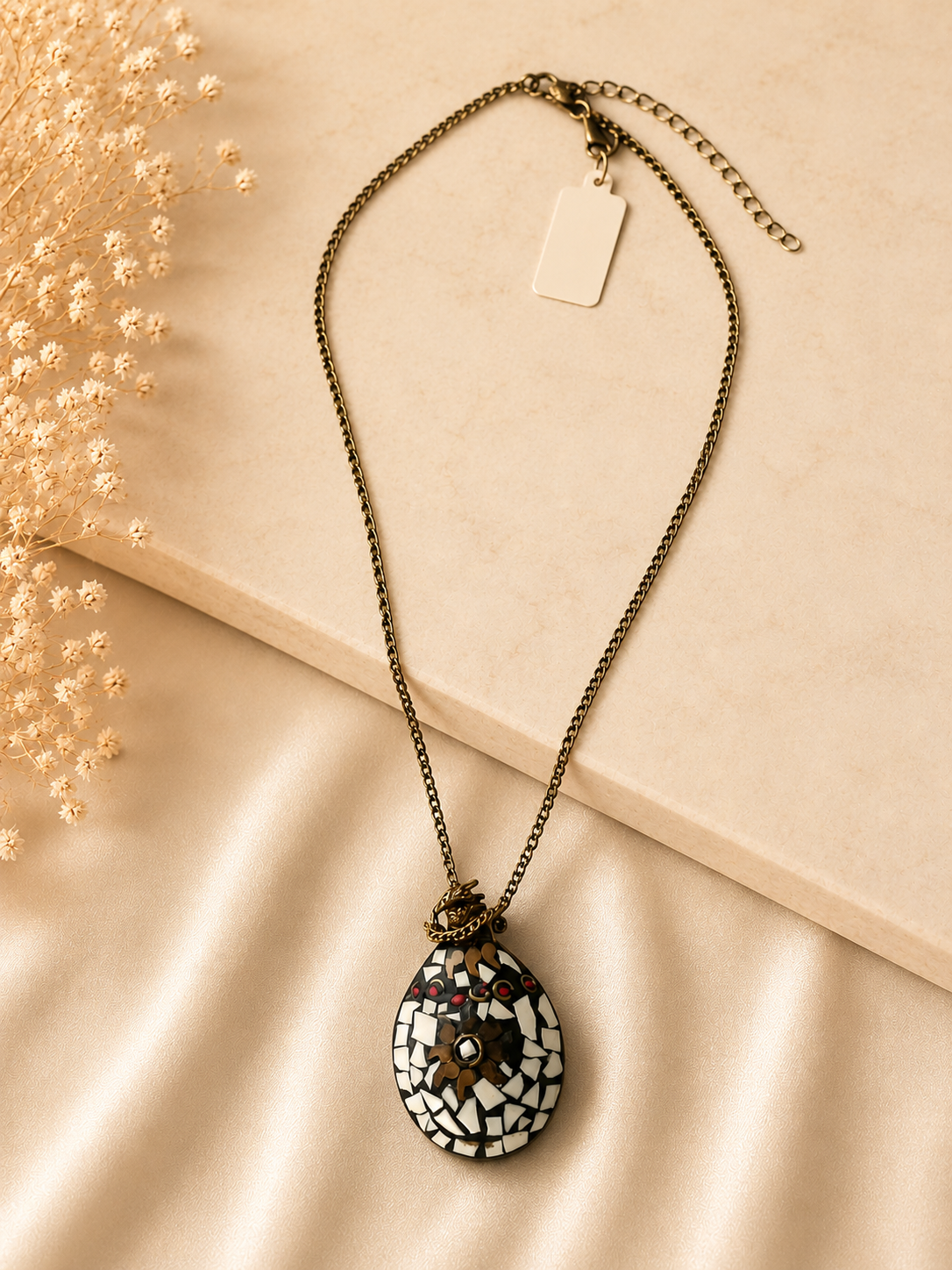 Collar con Botella Pequeña